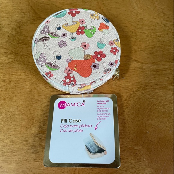 NWT Urban Outfitters x Miamica UO Daily Pill Case - Picture 4 of 8
